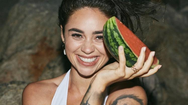 Bachelorette 2020: Melissa Damilia hat Melonen mitgebracht.