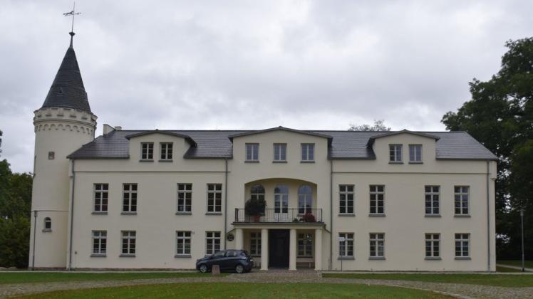 Nachdem das Obergeschoss des Gutshauses Bandelstorf bereits früher saniert wurde, ist nun auch das Erdgeschoss komplett erneuert worden.