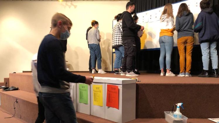 Wahlen unter Corona-Bedingungen: Hier geben Schüler des Franziskusgymnasiums ihre Stimme für das neue Kinder- und Jugendparlament der Stadt Lingen ab.