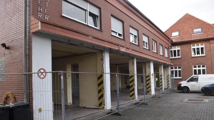 Die markanten Tore des ehemaligen Feuerwehrhauses in Engter sind ausgebaut und verkauft worden.