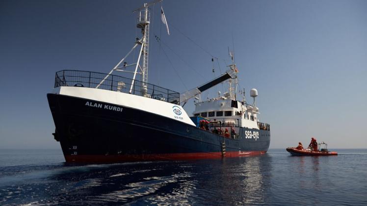 Das Seenotrettungsschiff Alan Kurdi der Regensburger Organisation Sea-Eye mit Beiboot.