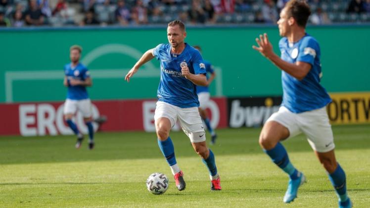John Verhoek treibt den Ball nach vorne. Der Angreifer will mit dem FC Hansa am Sonnabend im Heimspiel gegen den TSV 1860 München den dritten Saisonsieg einfahren. Außenbahnspieler Lukas Scherff (rechts) wird dagegen wegen einer Zerrung fehlen.