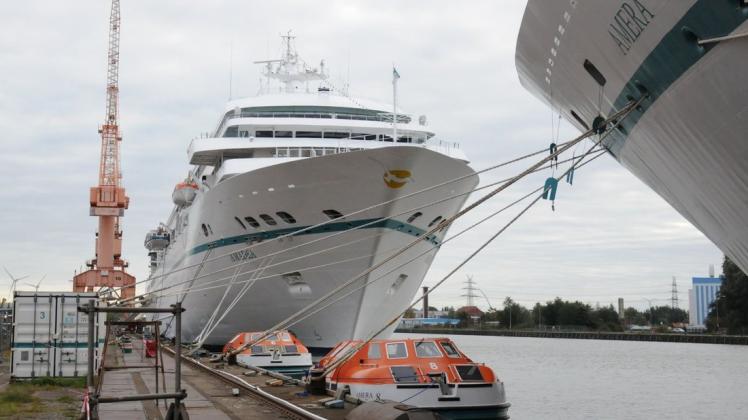 Ohne Passagiere liegt das TV-Traumschiff "Amadea" derzeit mit dem Schwesterschiff "Amera" (rechts) bei den Emder Werft- und Dockbetrieben. Die Reederei nutzt aber die Corona-Zwangspause an Bord.