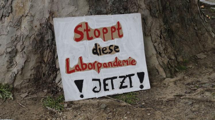 Am Donnerstagvormittag hat die Bürgerinitiative "Eltern stehen auf" vor der Oberschule in Bad Essen gegen die Corona-Maßnahmen demonstriert. Am Donnerstagvormittag hat die Bürgerinitiative "Eltern stehen auf" vor der Oberschule in Bad Essen gegen die Corona-Maßnahmen demonstriert.