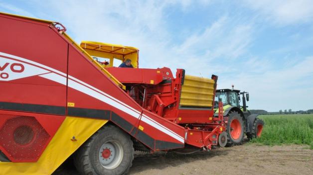 Neue Anschaffung im vergangenen Jahr war der Kartoffelroder. Mit Luft werden die Steine und Kartoffeln getrennt. Neue Anschaffung im vergangenen Jahr war der Kartoffelroder. Mit Luft werden die Steine und Kartoffeln getrennt.