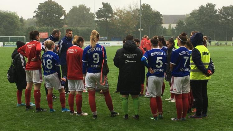 Schwört sein Team auf „Engagement, Zweikampfhärte und Wille bis zur letzten Minute“ ein: Robert Fölsch, Trainer der Fußball-Frauen des Rostocker FC (hinten links) Schwört sein Team auf „Engagement, Zweikampfhärte und Wille bis zur letzten Minute“ ein: Robert Fölsch, Trainer der Fußball-Frauen des Rostocker FC (hinten links)