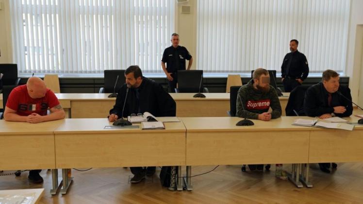 Dei beiden Angeklagten müssen sich wegen besonders schweren Raubes in Tateinheit mit gefährlicher Körperverletzung verantworten. Dei beiden Angeklagten müssen sich wegen besonders schweren Raubes in Tateinheit mit gefährlicher Körperverletzung verantworten.