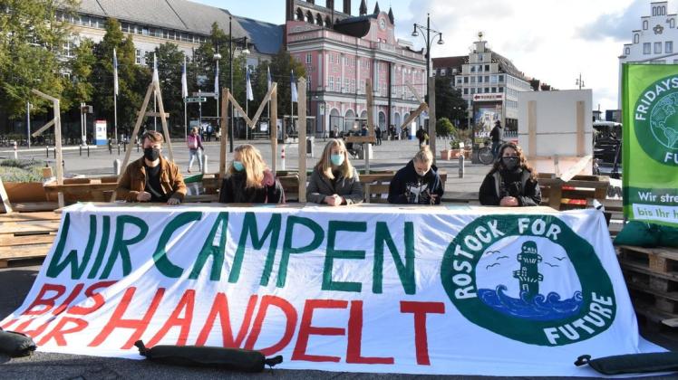Die Klimaschützer von Rostock for Future wollen so lange ausharren, bis die Stadt sich bewegt.