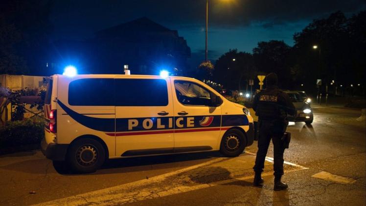 Ein Geschichtslehrer wurde am Freitagabend in Paris auf offener Straße enthauptet.