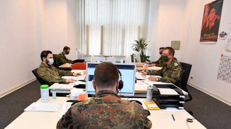 Wuppertal: Bundeswehrsoldaten sitzen im Rathaus in der eigens eingerichteten Telefonzentrale des Gesundheitsamtes. Die Soldaten unterstützen das Gesundheitsamt bei der Personenkontaktverfolgung bei positiv festgestellten Corona-Patienten.