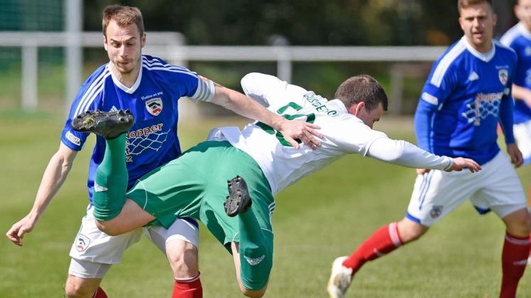 Wieder obenauf sind nach dem 2:1 über Greifswald der Rostocker FC und Felix Dojahn (links/hier in einer früheren Begegnung) Wieder obenauf sind nach dem 2:1 über Greifswald der Rostocker FC und Felix Dojahn (links/hier in einer früheren Begegnung)