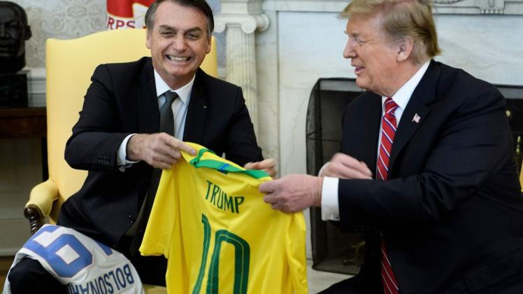Zu Besuch im Weißen Haus: Brasiliens Präsident Jair Bolsonaro ist ein Bewunderer von Donald Trump - und drückt ihm für die Wahl die Daumen. Viele Brasilianer indes empfinden seine Politik als zu unterwürfig gegenüber den USA.