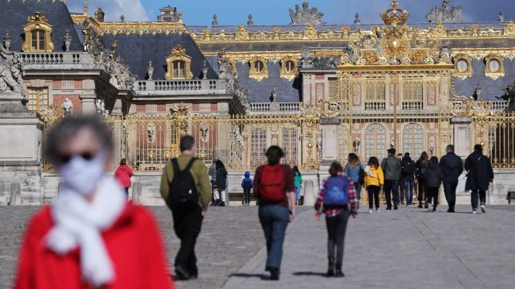 Besucher vor dem Schloss von Versailles.