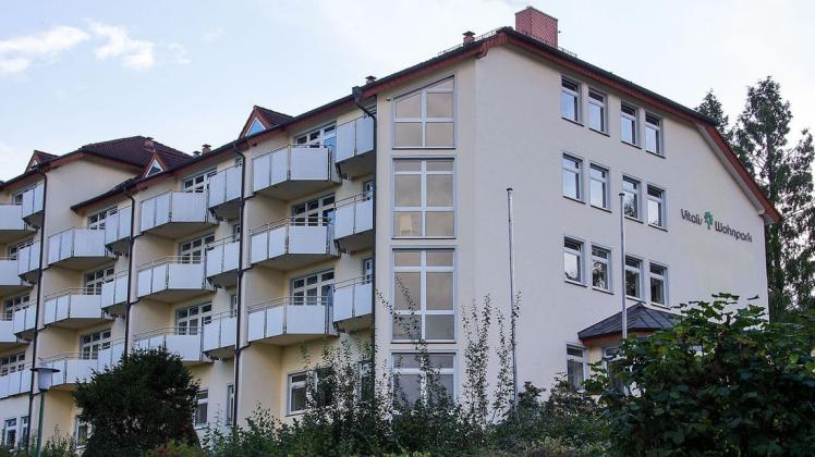 Im Vitalis Wohnpark Bad Essen sind nach einem Coronaausbruch drei weitere Menschen gestorben, insgesamt nun sechs. Im Vitalis Wohnpark Bad Essen sind nach einem Coronaausbruch drei weitere Menschen gestorben, insgesamt nun sechs.