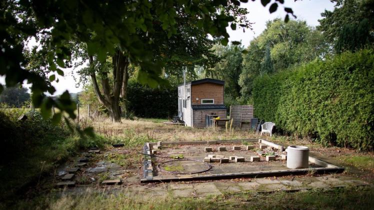 Klein und allein: Ein einsames Tiny House steht noch auf dem Campingplatz in Bissendorf-Holte. Weite Teile des Geländes liegen brach. Was ist aus den großen Plänen geworden?