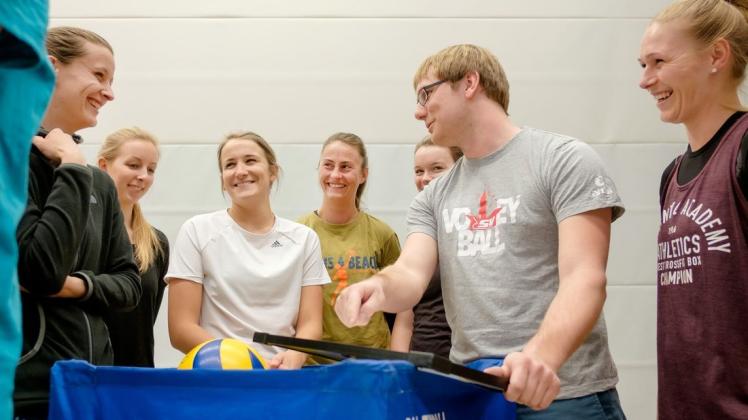 Johannes Hofmeister, hier noch als Trainer der SVW-Damen in Aktion, stellte fest, dass es den Volleyball-Herren des SVW II beim 1:3 in Potsdam „nicht an der kämpferischen Leistung“ fehlte. „Wir müssen einfach konzentrierter unsere Aktionen vom Anfang bis zum Ende erfolgreich ausspielen.“ Johannes Hofmeister, hier noch als Trainer der SVW-Damen in Aktion, stellte fest, dass es den Volleyball-Herren des SVW II beim 1:3 in Potsdam „nicht an der kämpferischen Leistung“ fehlte. „Wir müssen einfach konzentrierter unsere Aktionen vom Anfang bis zum Ende erfolgreich ausspielen.“