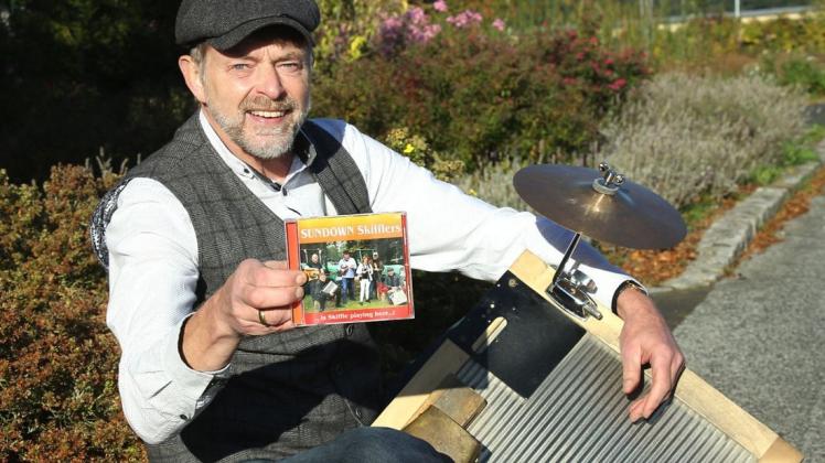 Seit 50 Jahren ein Herz und eine Seele: Thomas Abbe-von Dühren spielt Musik auf dem Waschbrett. Seine Band Sundown Skifflers stellt ihre dritte CD vor.