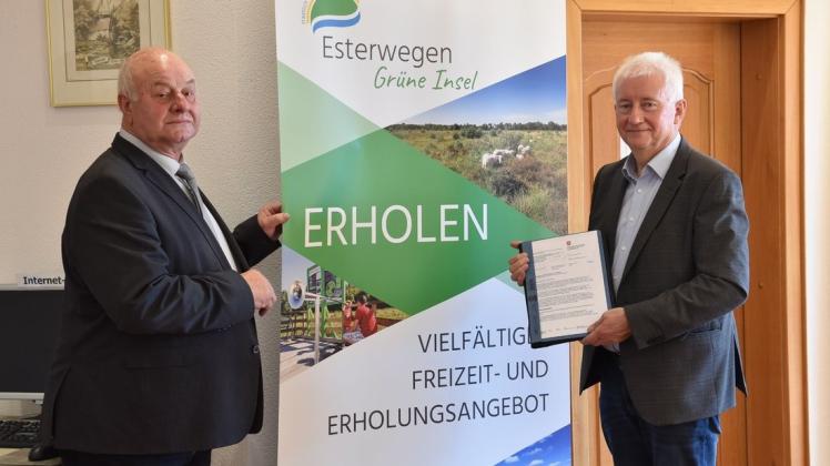Stolz zeigen sich Bürgermeister Hermann Willenborg (links) und Gemeindedirektor Christoph Hüntelmann darüber, dass Esterwegen für weitere zehn Jahre den Titel "Erholungsort" tragen darf.