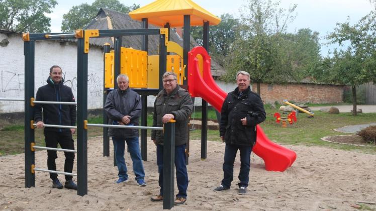 Zwar stehen die Spielgeräte auf dem Spielplatz in Wilsen bereits seit etwa drei Wochen, aber am Dienstag eröffneten Steffen Mews (v.l.), Hans-Werner Bull, Gernot Migga und Rainer Zschoch den Platz offiziell.