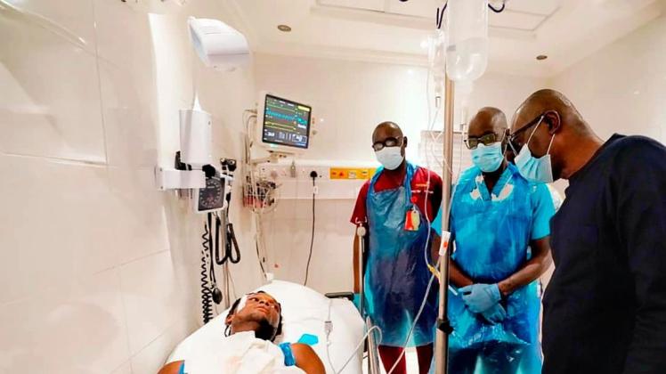 Babajide Sanwo-Olu (r.), Gouverneur des Bundesstaats Lagos, besucht einen Mann, der bei Protesten verletzt wurde, im Krankenhaus.