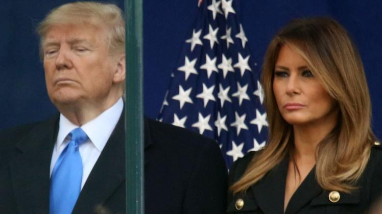 Donald Trump (links), US-Präsident sollte eigentlich auf der Bühne einer Wahlkampfveranstaltung von First Lady Melania Trump begleitet werden – daraus wurde nichts.