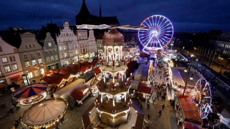 Etwa 1,3 bis 1,5 Millionen Besucher zählt der Rostocker Weihnachtsmarkt laut Angaben der Großmarkt Rostock GmbH unter normalen Umständen pro Jahr. Er gilt als der größte in Norddeutschland.