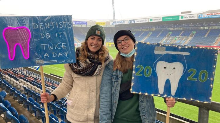 Bei Regen und Kälte begrüßten die Tutoren der Medizinstudenten dieses Jahr ihre Erstis im Ostseestadion. Jessica Haß (l.) und Dorothea Kortüm machen das Beste aus der aktuellen Lage.