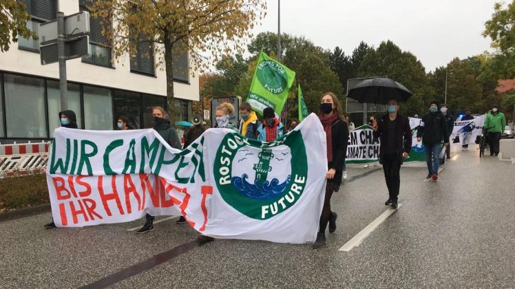 Rund 30 Demonstranten zogen am Mittwoch durch die Rostocker Innenstadt, um für eine klimaneutrale Buga zu demonstrieren.
