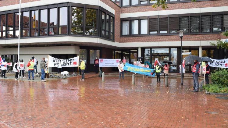 Vor dem Rathaus in Haren haben Mitglieder der Gewerkschaft Verdi demonstriert.