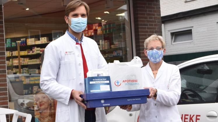 Die Kunden der Apotheke Schierbrok können daheim bleiben, die Medikamente werden auch geliefert: Inhaber Christopher Oltmanns und die pharmazeutisch-kaufmännische Angestellte Claudia Strudthoff. Die Kunden der Apotheke Schierbrok können daheim bleiben, die Medikamente werden auch geliefert: Inhaber Christopher Oltmanns und die pharmazeutisch-kaufmännische Angestellte Claudia Strudthoff.