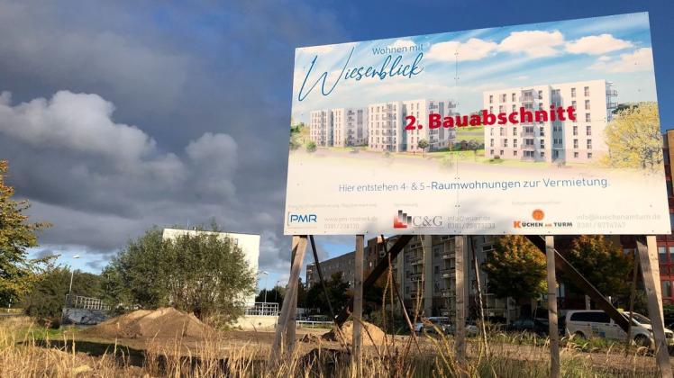 Ein Bauschild an der Ecke der Ilja-Ehrenburg-Straße macht bereits darauf aufmerksam, dass dort bald ein vierter Neubau entstehen soll.