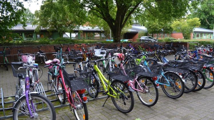 Der Fahrradstand im vorderen Bereich der Grundschule Dürerstraße wird verlegt. Dafür soll vorne ein Neubau mit Musik- und Werkraum entstehen.