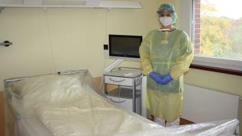 Eine Mitarbeiterin des Haselünner St.-Vinzenz-Hospitals in einem der Isolierzimmer.