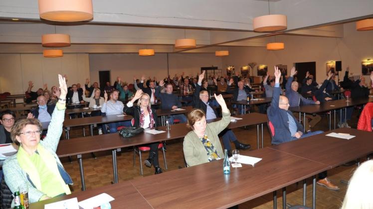 Alle Hände oben: Das Votum der Versammlung für Gitta Connemann im Saal Hilling ist einstimmig.