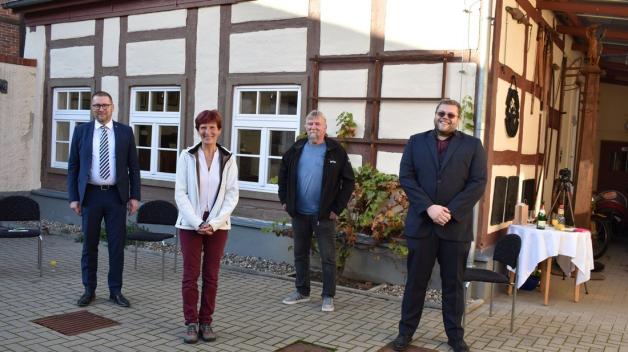 Open-Air-Ausstellungseröffnung: Bürgermeister Dirk Flörke (l.) freut sich mit dem Museumsteam Benjamin Kryl (Leiter), Wolfgang Hübner und Carmen Zemke (v. r.) .