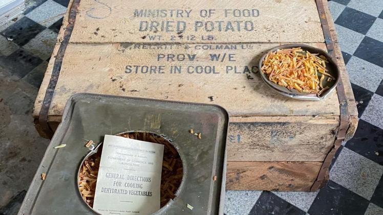 Kistenweise Dosen mit getrockneten Kartoffeln aus dem Zweiten Weltkrieg.
