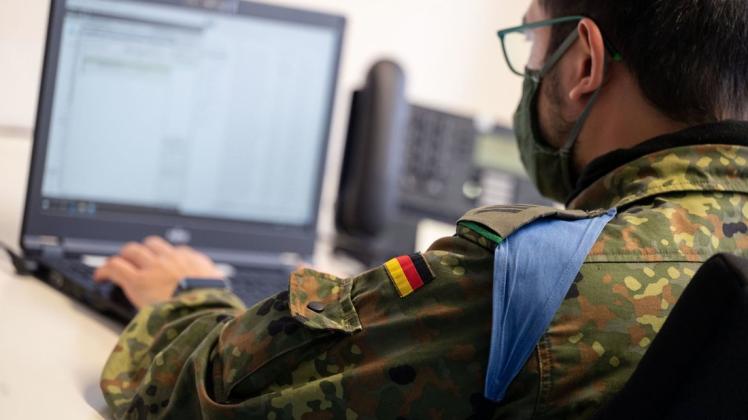 Ein Soldat hilft im Gesundheitsamt von Stuttgart bei der Nachverfolgung von Corona-Kontaktpersonen.