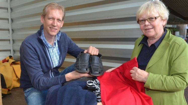 Wilm Denker, Inhaber des Schuhhauses Denker an der Rathausstraße 15 in Ganderkesee, sammelt wieder Sachspenden für Rumänien. Unterstützt wird er wieder von Inge Reckow. (Archivfoto) Wilm Denker, Inhaber des Schuhhauses Denker an der Rathausstraße 15 in Ganderkesee, sammelt wieder Sachspenden für Rumänien. Unterstützt wird er wieder von Inge Reckow. (Archivfoto)