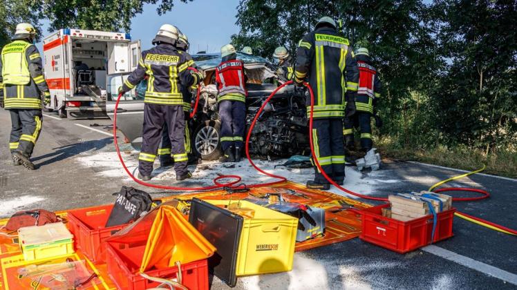 Sie arbeiten Seite an Seite. Kontaktlos Menschen retten: Das funktioniert für die Feuerwehren nicht. Sie arbeiten Seite an Seite. Kontaktlos Menschen retten: Das funktioniert für die Feuerwehren nicht.