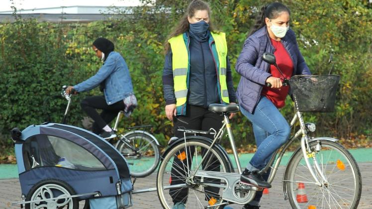 Theorie und Praxis: Unter Anleitung von Sonja Wohllaib (mit Warnweste) lernen die Frauen Fahrradfahren. Theorie und Praxis: Unter Anleitung von Sonja Wohllaib (mit Warnweste) lernen die Frauen Fahrradfahren.