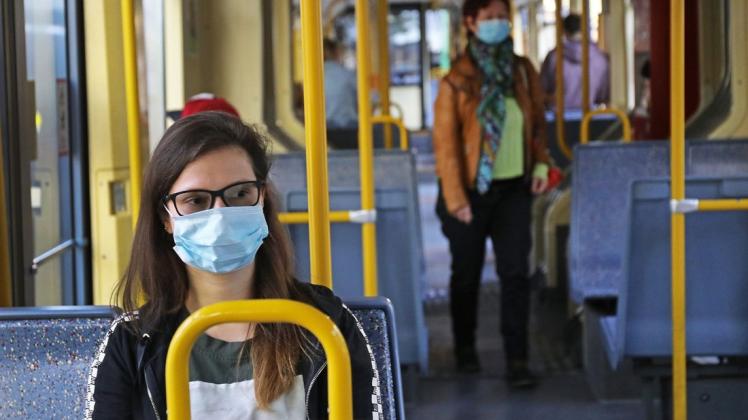 Ausschließlich mit Maske darf man in die Öffentlichen Verkehrsmittel. Auch die Fahrgäste selbst setzen das durch, heißt es von ÖPNV-Sprechern. (Symbolfoto)