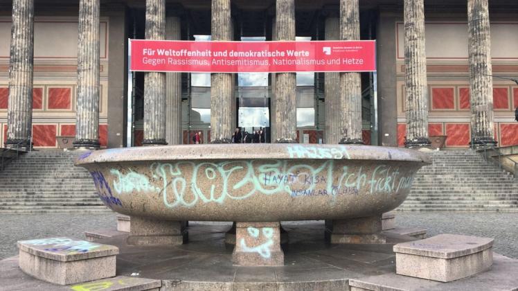 Vandalismus in Berlin: Eine große Granitschale im Lustgarten vor dem Alten Museum ist beschmiert.