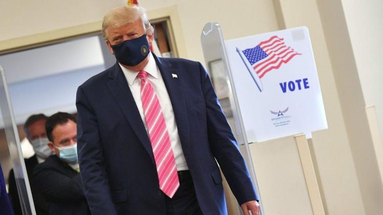 US-Wahl 2020: US-Präsident Donald Trump gibt seine Stimme in einem Wahllokal in einer Bibliothek in West Palm Beach im Bundesstaat Florida ab.