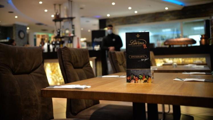 Leere Tische im Lingener Restaurant "La Vino": Sie sind eine Folge der aktuellen Corona-Verordnung und der Verunsicherung der Gastronomie-Besucher.