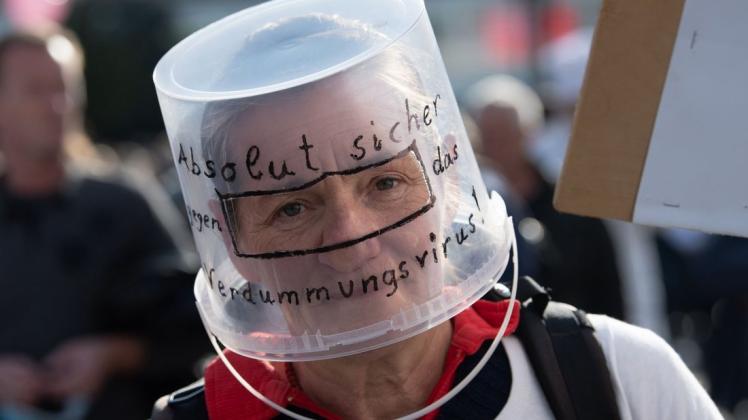 In Berlin wird gegen staatliche Corona-Auflagen demonstriert.