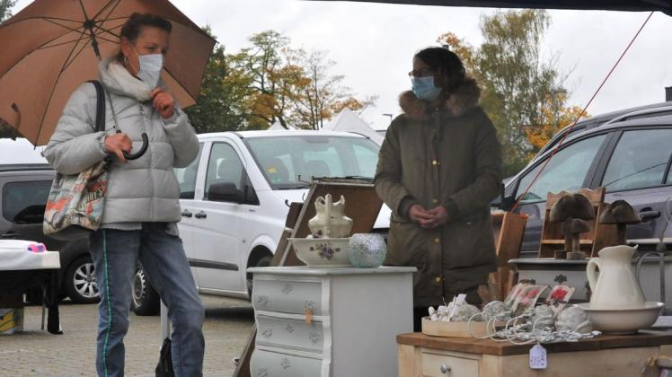 Es galt Maskenpflicht: Nicole Willeke aus Rhede (rechts) im Kundengespräch beim Trödelmarkt an den Emslandhallen in Lingen am Sonntag.
