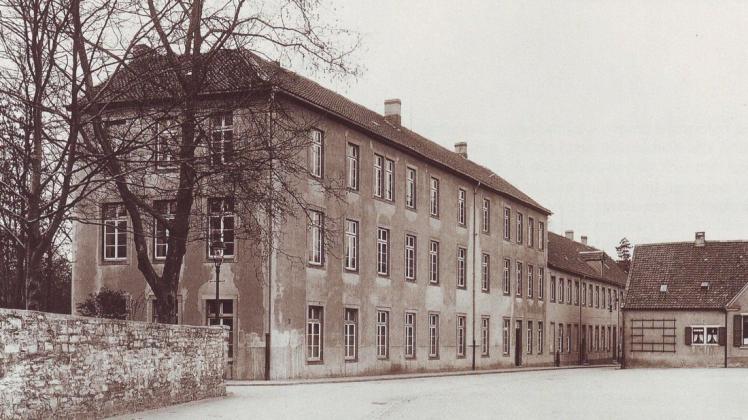 Die evangelische Volksschule IV am Ledenhof ist 1920 mit Wohnungen belegt. Heute steht an der Stelle die Industrie- und Handelskammer.