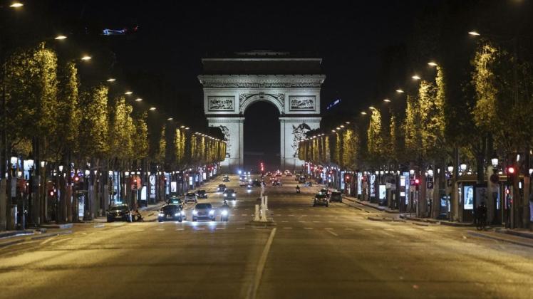 Die Avenue Champs-Elysees ist während der Ausgangssperre fast leer.