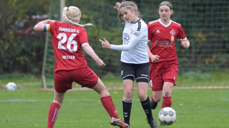 Lea Bultmann (Mitte) erzielte zwar ihr erstes Saisontor für den TV Jahn, die Delmenhorsterinnen verloren aber gegen Osnabrück mit 1:3.