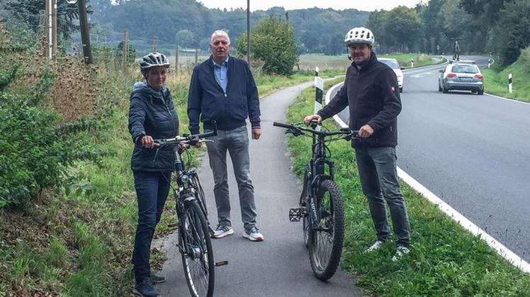 Begegnungsverkehr kaum möglich: Die CDU-Vertreter (von links) Ilka Pötter, Claus Molitor und Christoph Dransmann auf dem gerade einmal zwei Meter breiten Radweg entlang der K301 zwischen Hagen und Holzhausen.